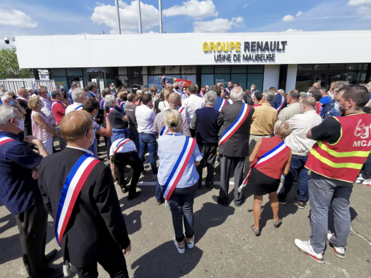 Les élus locaux ont manifesté en écharpe tricolore devant l'usine fabricante des Kangoo
